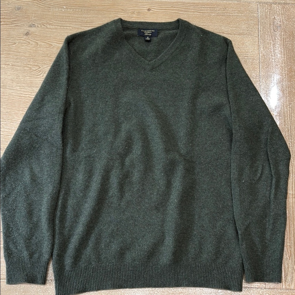 Club Room 100% Cashmere V-neck sweater in olive green